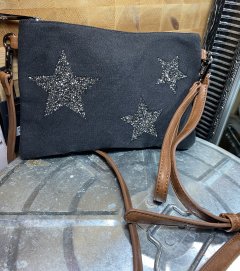 Sort canvas taske  med 3 mrk slv stjerner. Har brune remme, der kan tages af eller justeres i lngde. Str. 26 x 18 cm