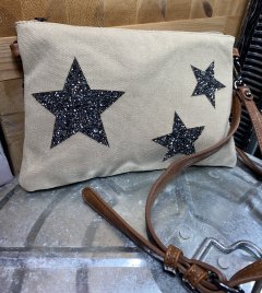 Beige canvas taske  med 3 mrk slv stjerner. Har brune remme, der kan tages af eller justeres i lngde. Str. 26 x 18 cm