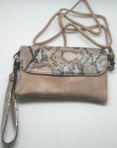 13 x 19 cm syntet beige taske med flot snakelook, har bde kort og lang hank, der kan tages af.