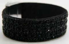 2 cm bred sort armbnd med sorte sten, lukkes med magnet