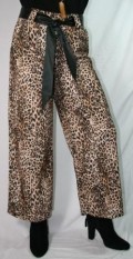 GOD PRIS! Smarte hj taljet leopard bukser, med brede ben i sort/ brun. Str. One size