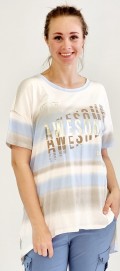 Rummelig T-shirt, der er lidt lngere bag p, i beige med bl striber og tekst i guld 