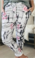 Smarte sweatpants med roser, bindebnd/elastik i talje og skr lommer. Str. S/M og L/XL