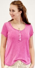 Flot pink T-shirt i rib, 100% bomuld, med pynte knapper og r kanter. Str. One Size