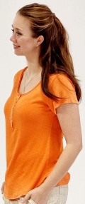 Flot orange T-shirt i rib, i 100% bomuld, med pynte knapper og r kanter. Str. One Size