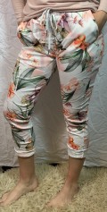 Smarte sweatpants med lyserde blomster, bindebnd/elastik i talje og skr lommer. Str. S/M