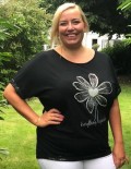 Meget rumlig sort T-shirt med slv blomst og tekst 