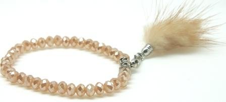 Eleastik armbånd med beige perler og aftagelig minkkvast