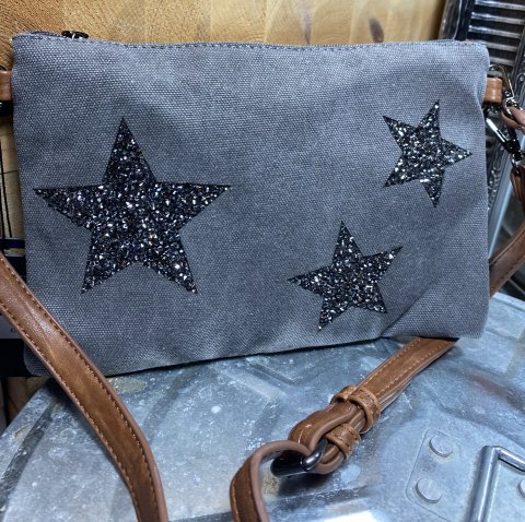 Gr canvas taske  med 3 mrk slv stjerner. Har brune remme, der kan tages af eller justeres i lngde. Str. 26 x 18 cm
