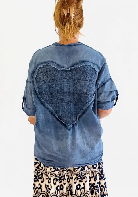 100% bomulds skjorte i varm bl, der er stonewash som giver et rt look, med mulighed for at binde knude foran. hklet transparent stort hjerte p ryggen og  et lille der er syet p foran.  Str. One size.