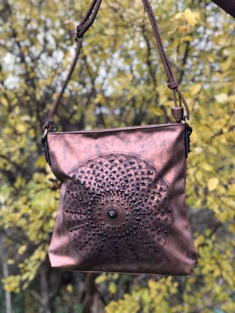 Smart taske i bronze farvet foran og brun bagp 30 x 30 cm med flot rundt mnstre, med nitter foran. Beige inden i med flere rum