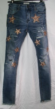 SUPER PRIS!! Smarte jeans, med huller og stjerner af guldfarvet sten. R kant for neden, plan bagp. Str. M (Er lille i strrelsen)
