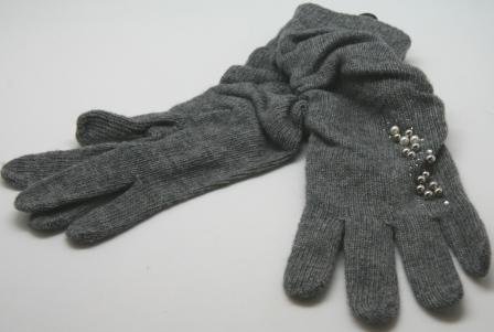 Lange gr strik handsker, med perler og elastik i siderne som giver krl look.