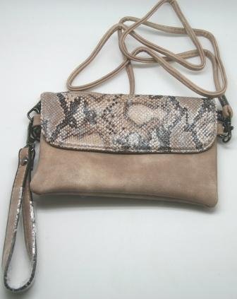 13 x 19 cm syntet beige taske med flot snakelook, har bde kort og lang hank, der kan tages af.