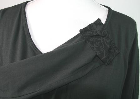 Gr plain bluse, med r kant i halsen og sort mnster indeni. Str, one size (S-M)
