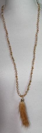 SUPER PRIS!! Lang halskde af hvid/guld perler med sm guld perler imellem, vedhng af guldfarvet kaninpels kvast