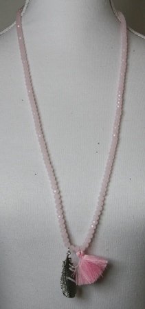 Lang halskde af sart lyserde perler, med kvast og fjer vedhng.