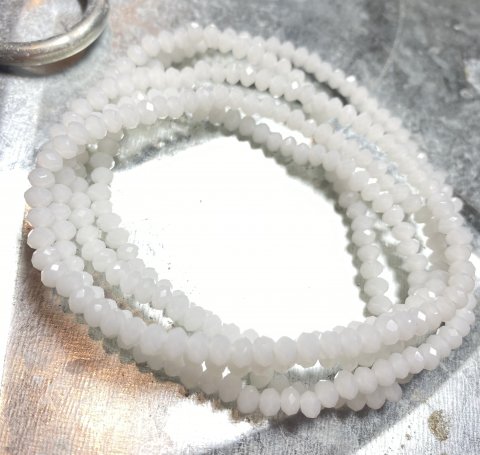 NY BILLIGERE FAST PRIS!! Mat hvid halskde/armbnd. Sm fine perler p elastik snor, der kan bruges til halskde eller snores 5-6 gange om hnden og bruges til smart armbnd.