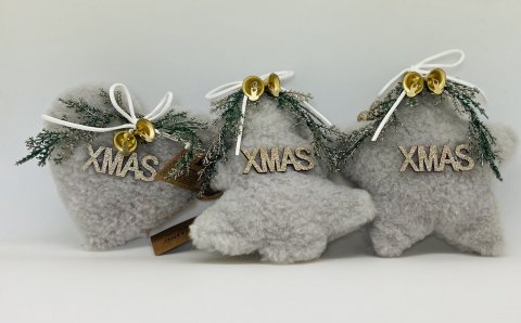 3 styk plys stof julepynt i gr, ca. 12-15 cm. store, med glimmer skrift p tr og glimmer kugler ved ophng. Formet som hjerte, klokke og stjerne.