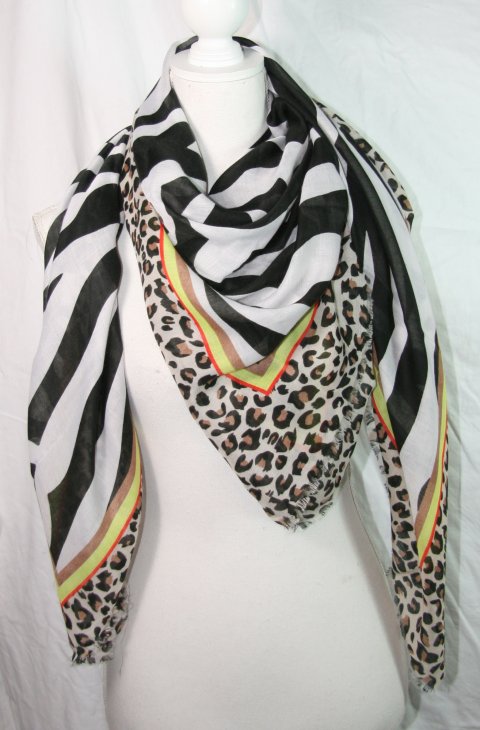 135 x 135 cm flot trklde i zebra striber og kanten er loopard, med kant af gul, rd og brune streger.