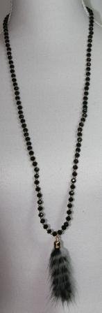 SUPER PRIS!! Lang halskde af sorte perler med sm guld perler imellem, vedhng af gr og sort kaninpels kvast