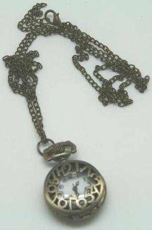 2 cm. flot oxideret messingfarvet ur i lang halskde