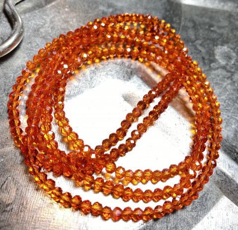 NY BILLIGERE FAST PRIS!! Klar orange halskde/armbnd. Sm fine perler p elastik snor, der kan bruges til halskde eller snores 5-6 gange om hnden og bruges til smart armbnd.