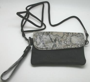 13 x 19 cm syntet sort taske med flot snakelook, har bde kort og lang hank, der kan tages af.