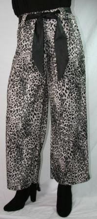 SUPER PRIS! Smarte hj taljet leopard bukser, med brede ben i sort/hvid. Str. One size