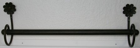 Smuk sort/rust farvet 67 cm lang hndklde holder.