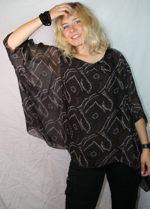 SUPER PRIS!! Brun silke tunika med mnstre. Str. one size (Passer ogs str. XL).