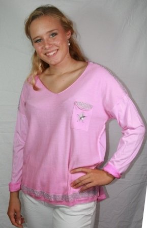 SUPER PRIS! Flot pink bluse, i 2 forskellige slags stof, med slv kanter og stjerne p brystlomme. Str. One size