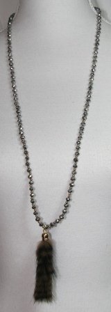 SUPER PRIS!! Lang halskde af slv perler med sm guld perler imellem, vedhng af brun og sort kaninpels kvast