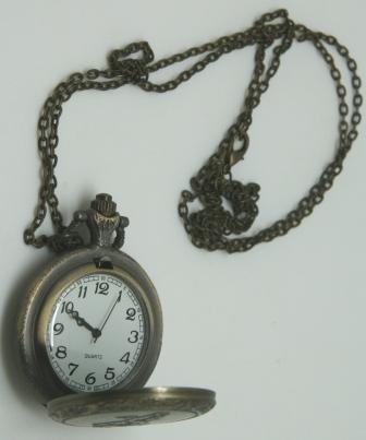 4 cm. flot oxideret messingfarvet ur i lang halskde