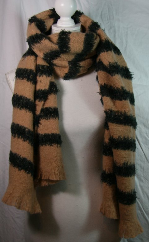 55 x 200 cm bldt vamset uld/ viskose halstrklde i camel og sort stribet.