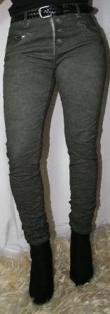 Go pris!! Army grnne stoneweash bukser, med smarte detaljer, som pallietter ved for og bag lommer. (Har en del overskuds farve, dvs. de bliver lidt lyser efter vask) Str. 36