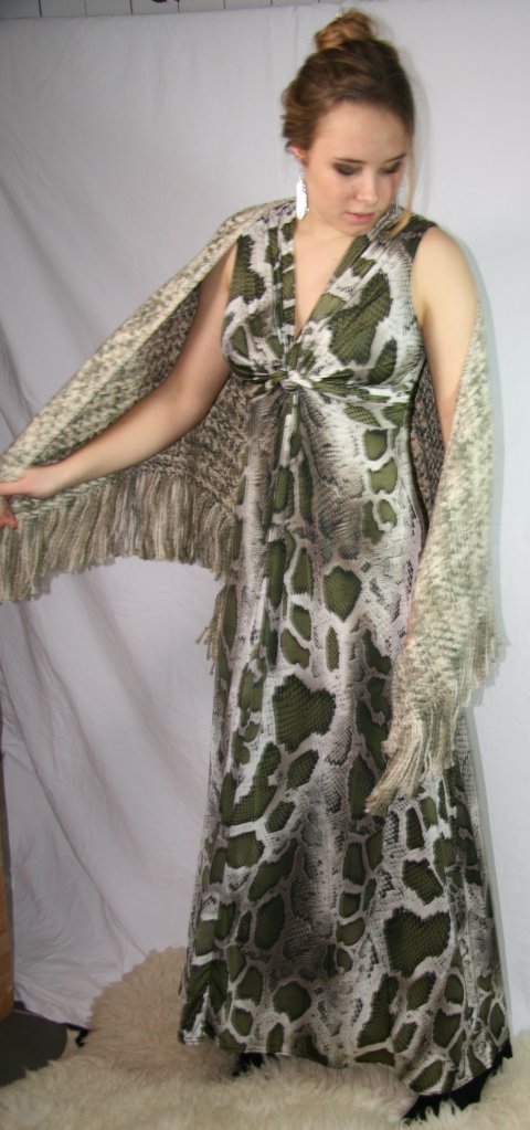 Super flot lang kjole i army grn snakeprint. Flot detalje foran og bindebnd bag p- Str. one size