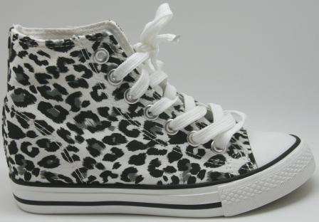 SUPER PRIS!! Leopard sneakers i sort og hvid, med 2 cm. hj hl inden i. Str. 37 og 40 OBS er sm i strrelsen. ( tag 1-2 nr. strre end normal)