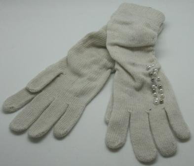 Lange hvide strik handsker, med perler og elastik i siderne som giver krl look.