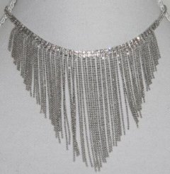 SUPER PRIS!! Kort halskæde i sølv, med similikant og fine kæder der hænger og giver smuk fald.