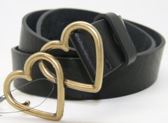 3,4 cm. bred sort læderbælte, lukkes med 2 guldfarvet hjerter. Let at gøre kortere. Str. 90, 95 og 100 cm