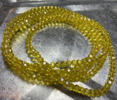 NY BILLIGERE FAST PRIS!! Gul halskæde/armbånd. Små fine perler på elastik snor, der kan bruges til halskæde eller snores 5-6 gange om hånden og bruges til smart armbånd.