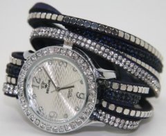 BLACK WEEKS!! Mrke bl smykke ur, snores 2 gange rundt og lukkes med trykknapper. skiven er 3 1/2 cm.
