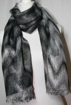 70 x 175 cm lidt kraftig tørklæde, grå/sølv med sort mønstre på den ene side og sort med grå/sølv mønstre på den anden side.
