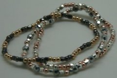 3 separate elastik armbånd, i sølv, guld og sort perler