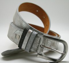 2,9 cm shiny sølv bælte, med 3 bælteholdere i shiny sølv, glimmer sort og glimmer sølv.  Str. 90, 95 og 100cm.