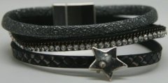 Super flot sort armbånd, med 3 forskellige i et, samt en stjerne på. Lukkes med magnet