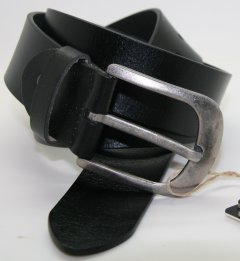 3,8 cm bred sort læderbælte, med sølvfarvet spænde. Str. 85, 90, 95 og 100 cm