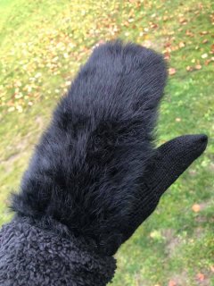 Skønne sorte luffer, med kanin pels på håndryggen og strik inde i hånden inden i er super blød kunstpels. Str. One size.