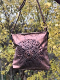 Smart taske i bronze farvet foran og brun bagpå 30 x 30 cm med flot rundt mønstre, med nitter foran. Beige inden i med flere rum